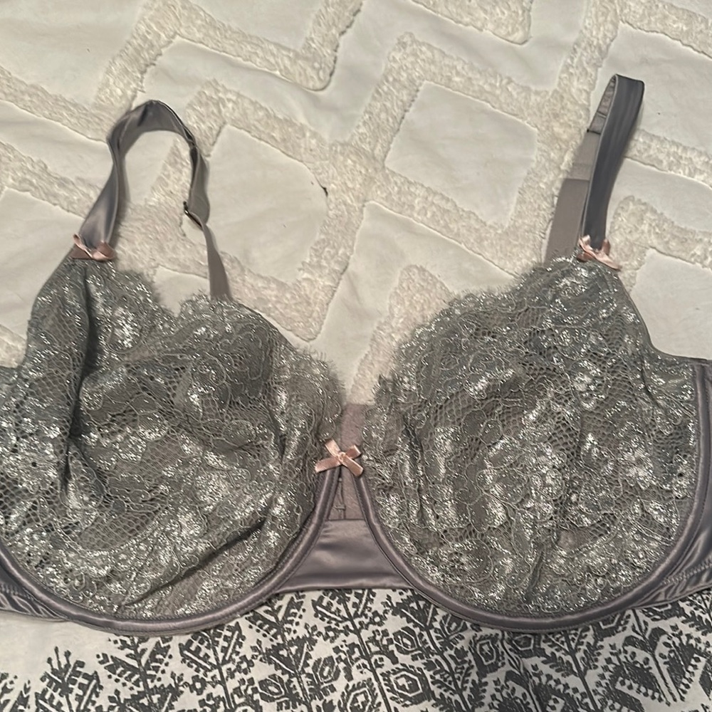 Elegant Lace Underwire Bra in Gray